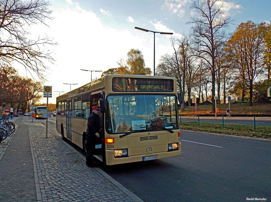 Berlin, S Wannsee am 03.11.2013 - Der einzige O405N der Firma Berlin City Tour auf dem Stadtbahn SEV. (ex BVG 2208)