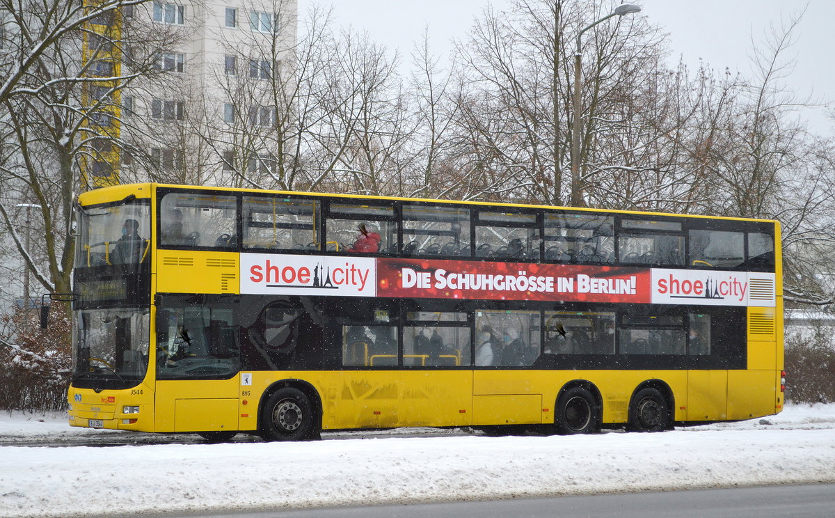 Berliner Verkehrsbetriebe (BVG Nr.3544) mit dem Doppelstockbus, interne Bezeichnung MAN DL09	Herstellertyp MAN ND323 (Lion´s City DD) (Inbetriebnahme 2009) als Linie 154 am 09.02.21 in Berlin Marzahn. 