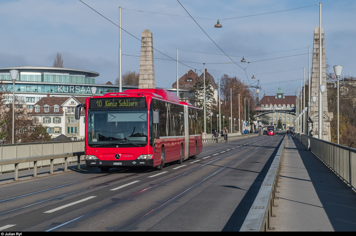 BERNMOBIL Citaro 846 überquert am 27. November 2016 auf der Linie 10 die Kornhausbrücke.