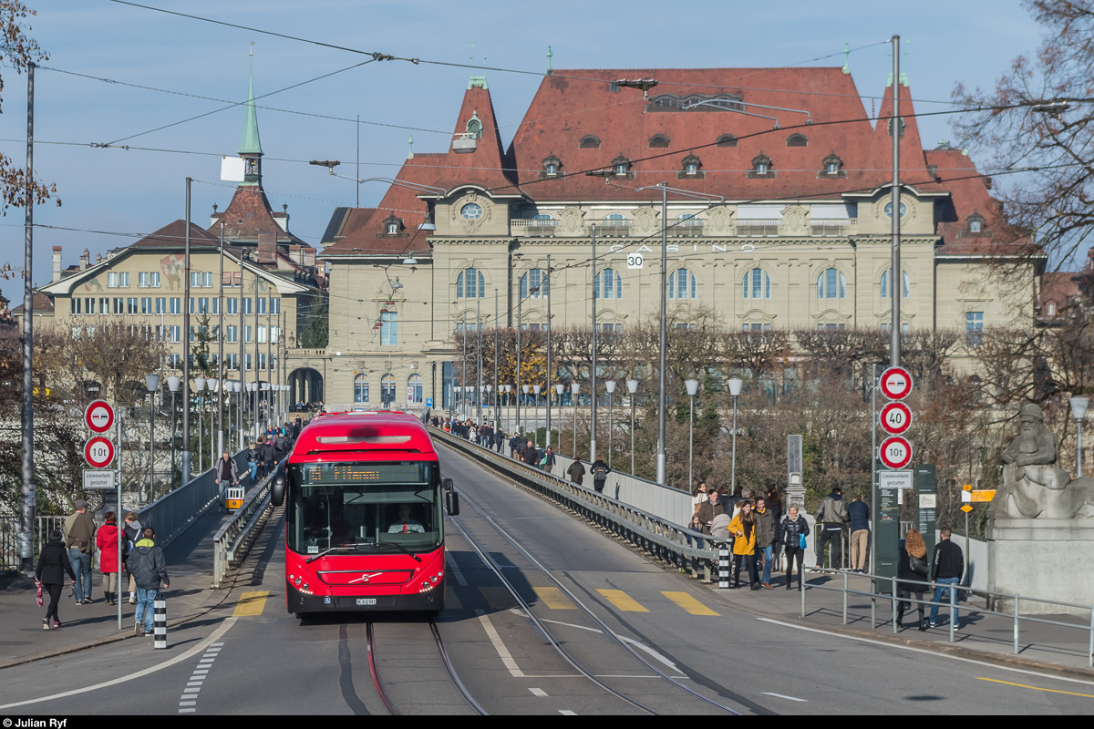 BERNMOBIL Hybridbus 881 überquert am 27. November 2016 auf der Linie 19 die Kirchenfeldbrücke.