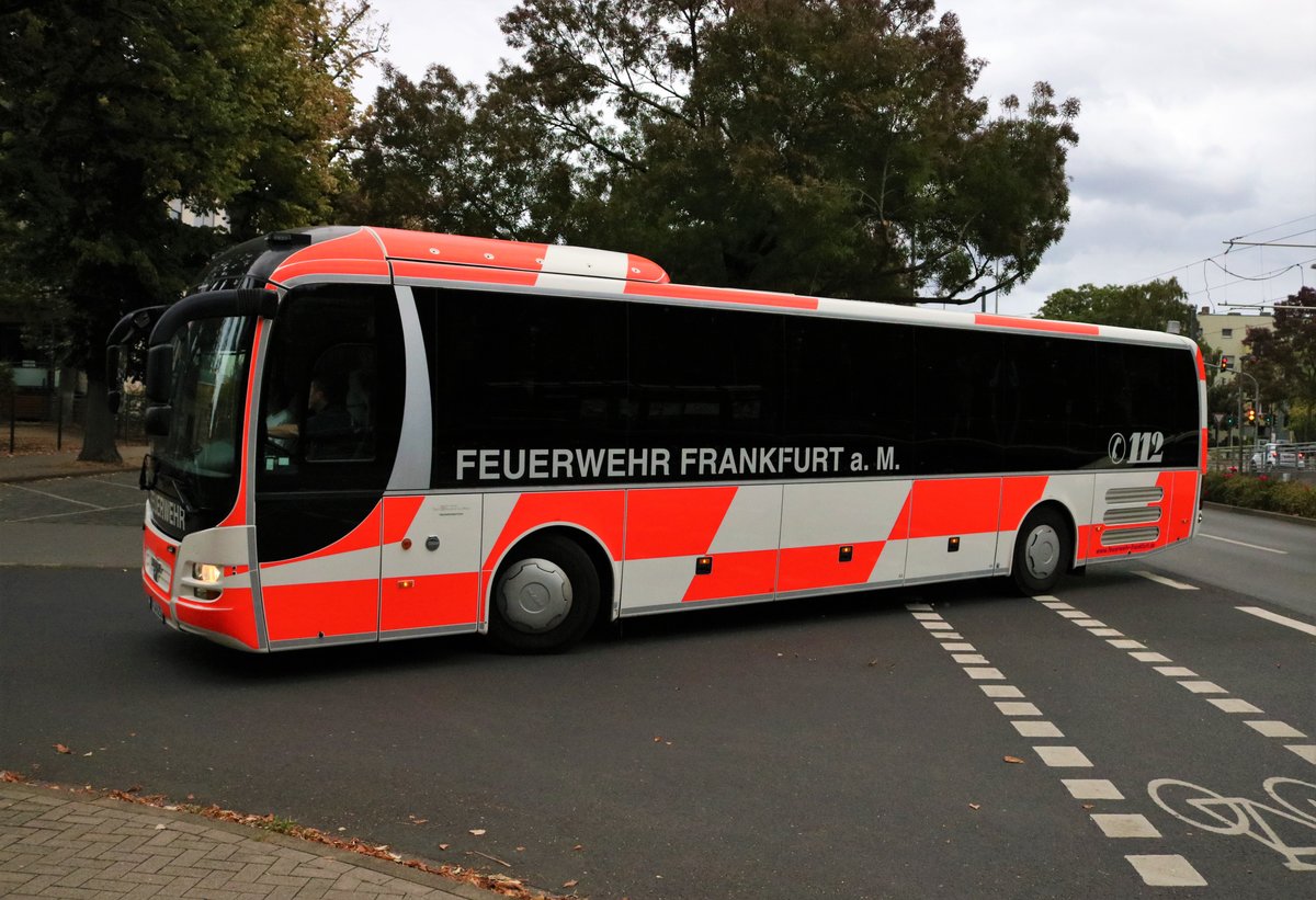 Berufsfeuerwehr Frankfurt am Main MAN Lions Regio GMTF (Großraummannschaftstransportfahrzeug) am 22.09.18 an der Wache 1 in Eckenheim
