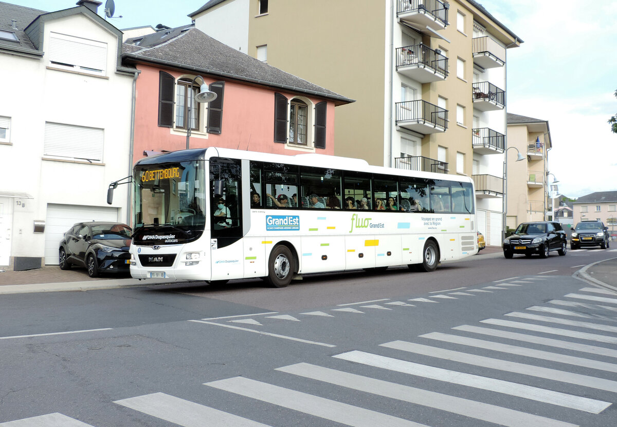 Bettembourg - 30. Juli 2022 : Ein Lion's Intercity des Unternehmen Dupasquier fährt ein SEV Kurz von Luxemburg nach Bettembourg.