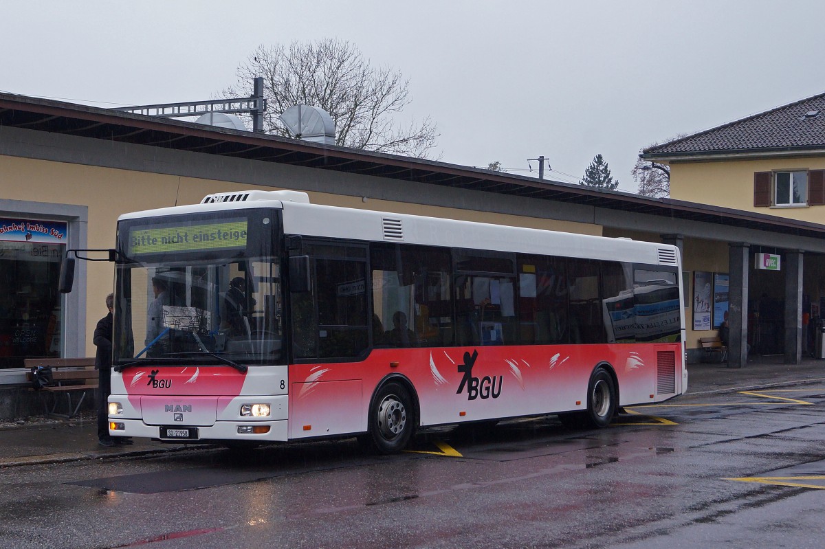 BGU: Der einzige MAN Bus des Busbetriebes Grenchen und Umgebung wird Ende Jahr ausrangiert. Am 15. November 2014 wurde der Wagen mit der Nummer 8 auf dem Bahnhofplatz Grenchen Süd verewigt.
Foto: Walter Ruetsch