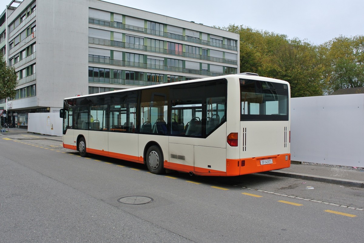 BGU Schlerkurs in der Stadt Solothurn. Bei diesem Citaro I handelt es sich um den BSU Wagen Nr. 71, smtliche Anschriften wurden jedoch entfernt, 27.10.2014.

