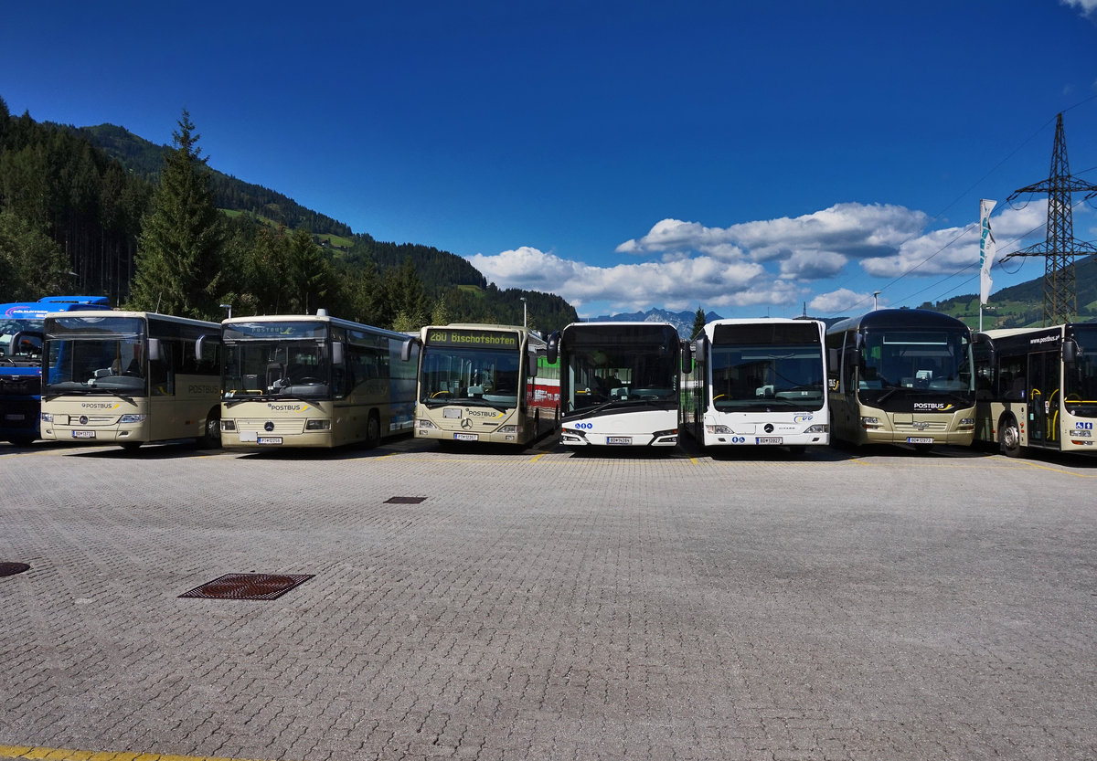Blick auf die bei der Postbus-Werkstätte in St. Johann abgestellten Busse.
Von Mercedes und MAN umgeben präsentiert sich in der Mitte der erste (BD 14284) von drei hier stationierten New SOLARIS Urbino 12.
Aufgenommen am 7.8.2016. 
