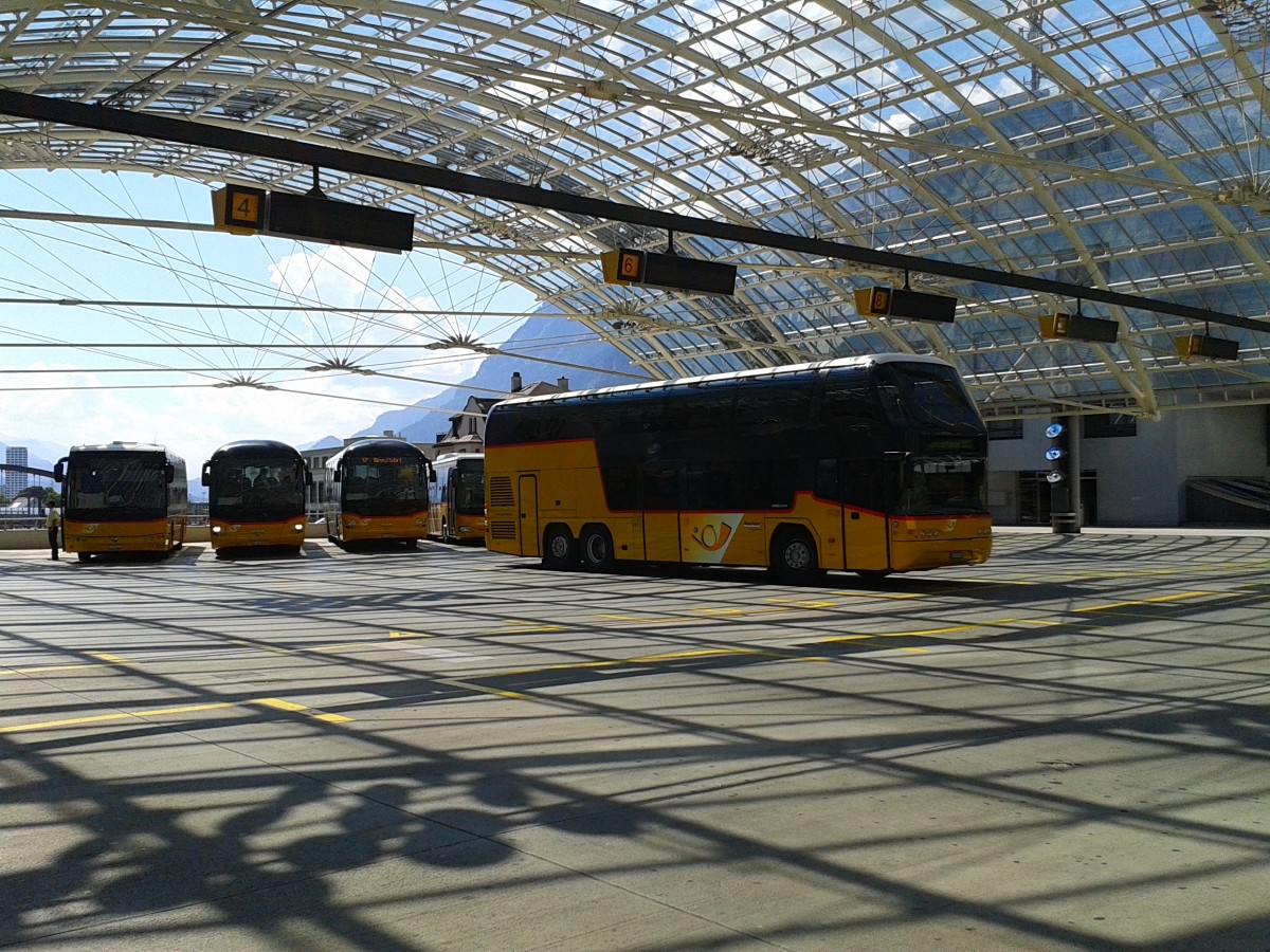 Blick auf die Haltestelle Chur Postautostation am 21.7.2015. Diese Haltestelle befindet sich im 1. Stock direkt über den Bahnsteigen des Bahnhofs Chur.