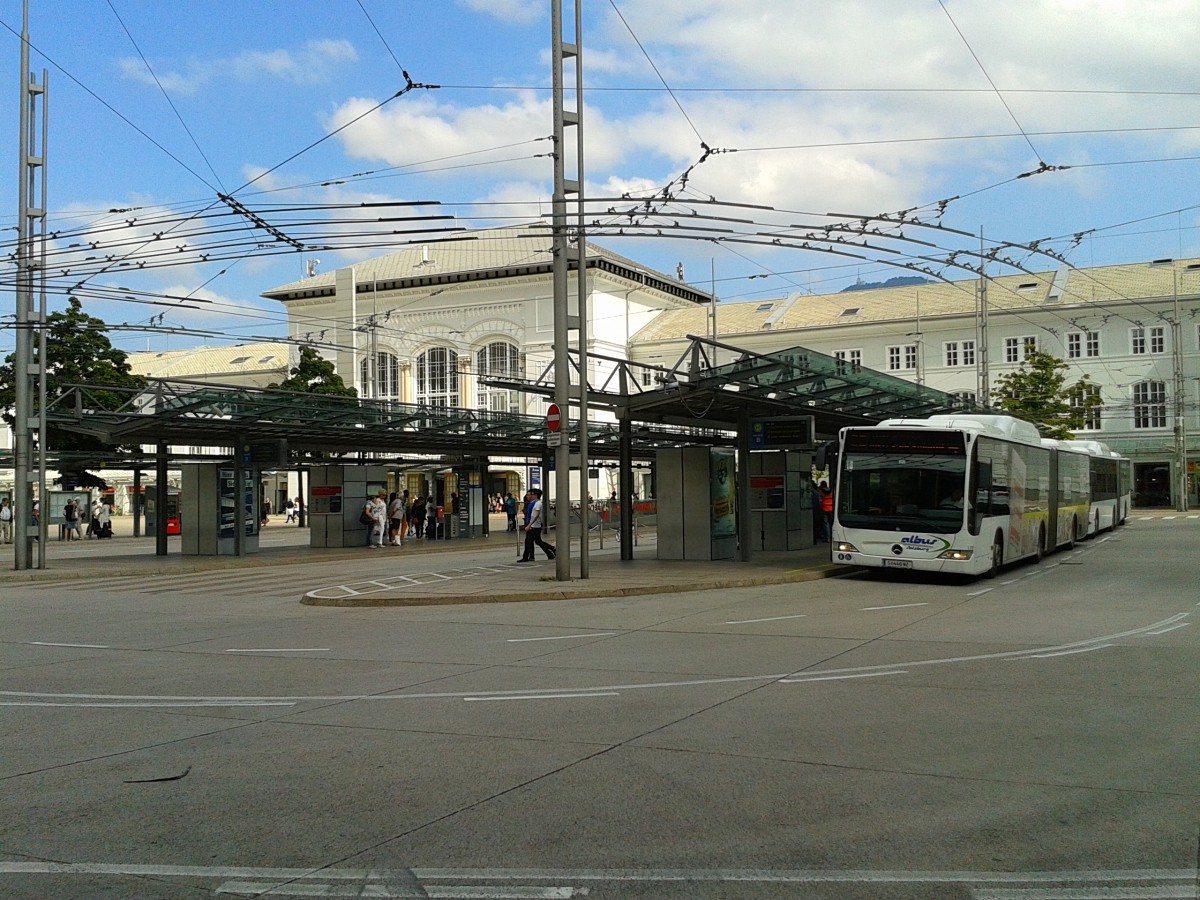 Blick auf die Haltestelle Salzburg Hauptbahnhof am 18.8.2015