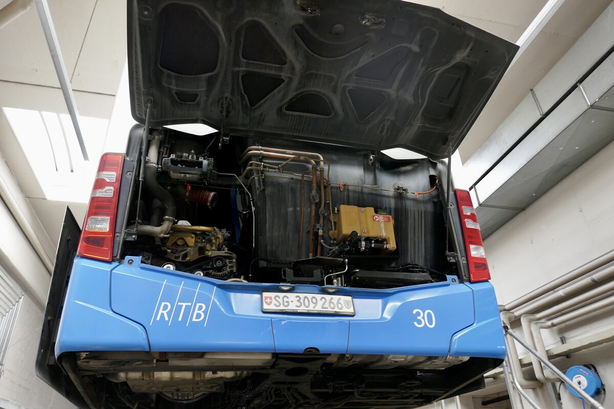 Blick in den Motor beim MB C2 Nr. 30 von Rheintal Bus am 11.6.22 bei der Tag der offenen Tür in Altstätten.
