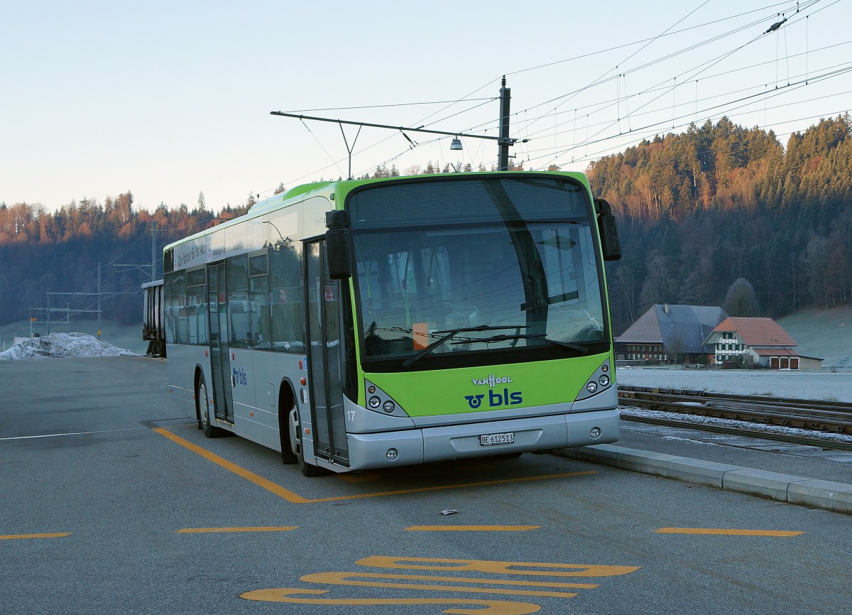 BLS: Durch die Inbetriebnahmen von 16 neuen MERCEDES CITARO sind die Busse der Marke VANHOOL rarer geworden auf dem BLS Bus-Netz. VANHOOL Nr. 17 mit Emmentaler Bauernhaus am 5. Januar 2014 auf dem Bahnhofplatz in Sumiswald.
Foto: Walter Ruetsch 