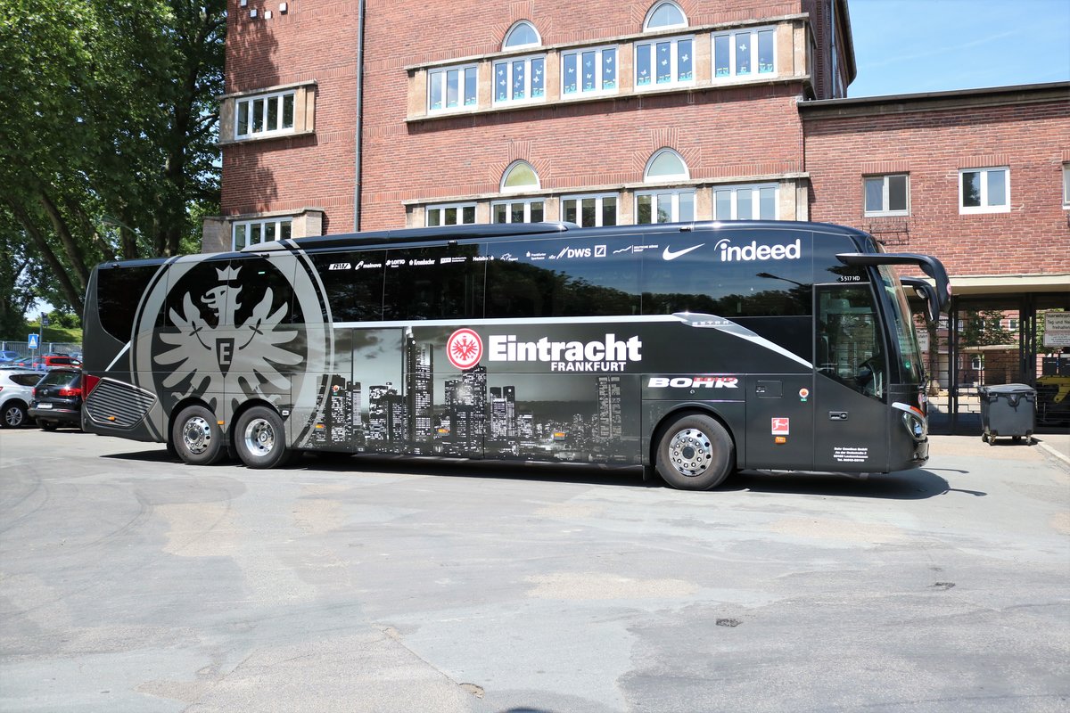 Bohr Reisen Setra 5000er der für Eintracht Frankfurt fährt am 26.05.18 in Riederwald. Auch die Profis Fahren mit diesem Bus