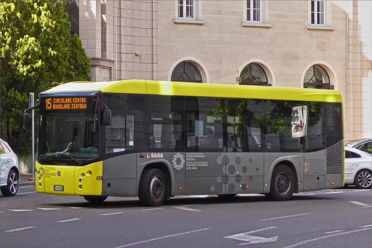 BredaMenarinibus Vivacity bediend die Linie 15 im Stadtzetrum von Bozen im Rundkurs. Mai 2019
