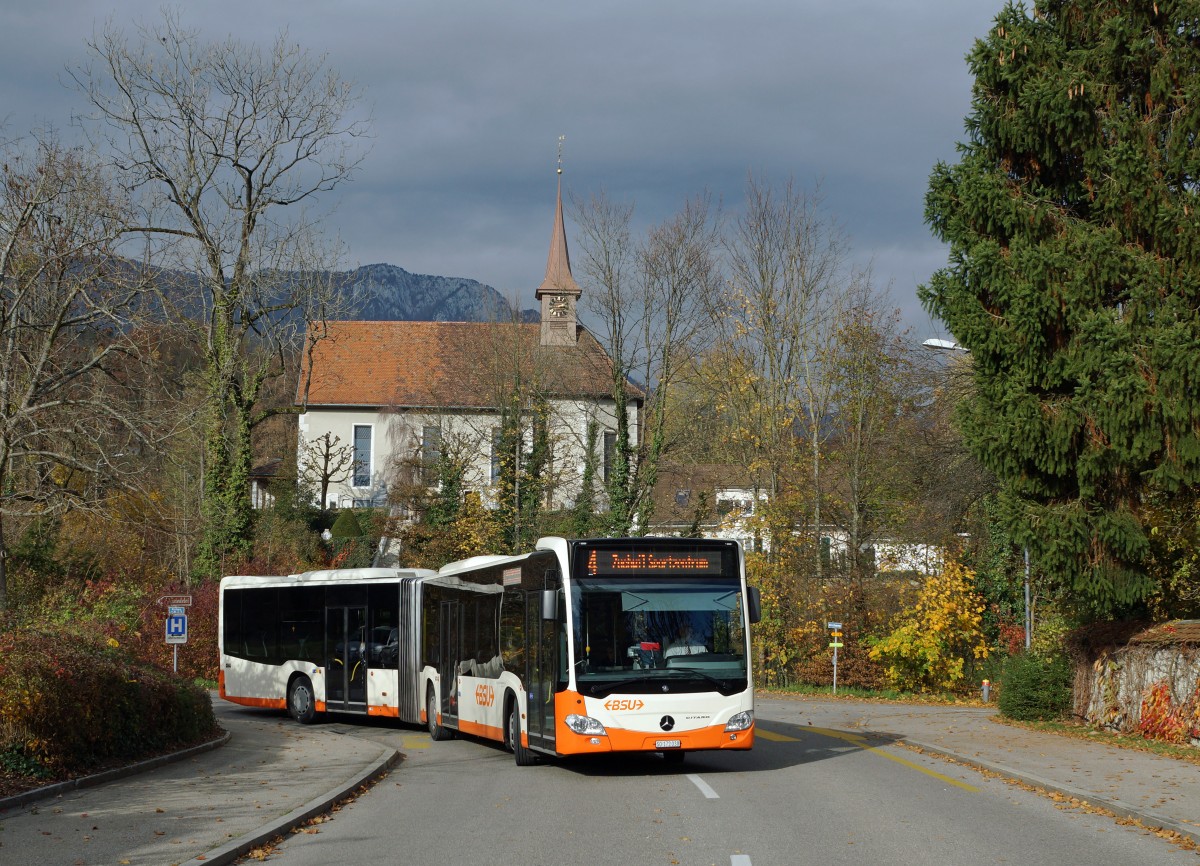 BSU: Ein MERCEDES CITARO Gelenkbus der Linie 4 wurde am 4. November 2015 auf der Fahrt nach Zuchwil vor der Kulisse der römisch katholischen Kirche St. Niklaus verewigt.
Foto: Walter Ruetsch 