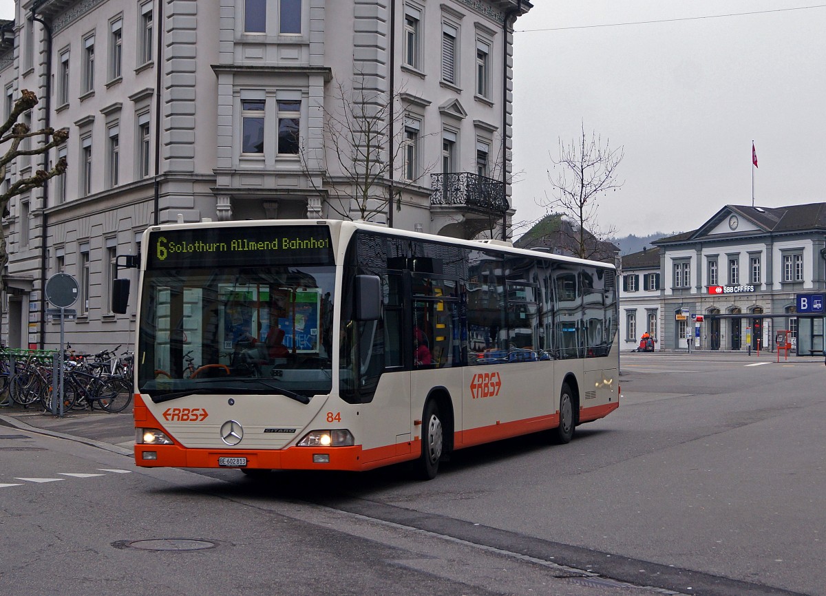 BSU: MERCEDES CITARO 84 der Linie 6 vor der Kulisse des Hauptbahnhos Solothurn am 18. Januar 2014.
Foto: Walter Ruetsch