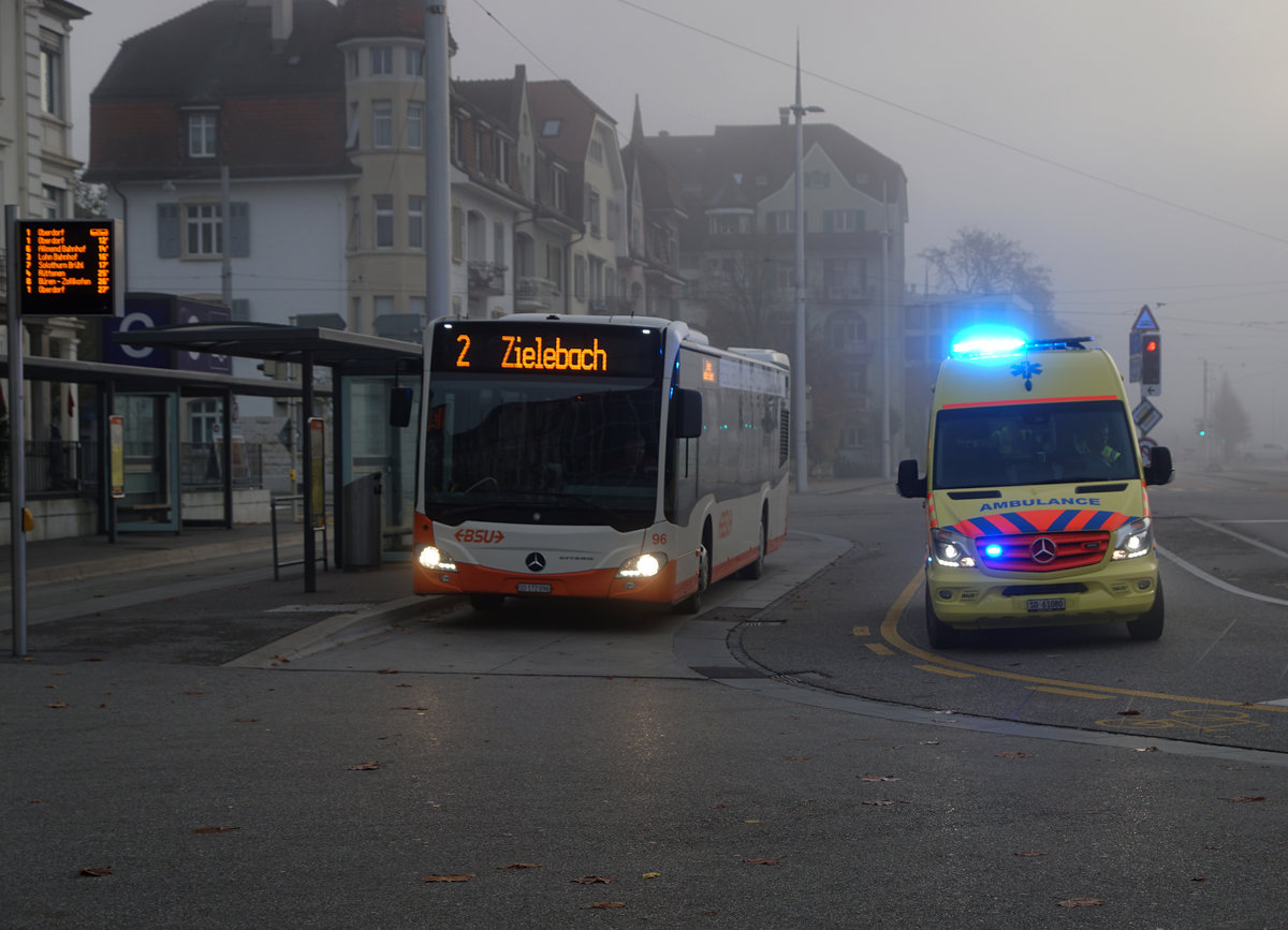 BSU: Nach der Verabschiedung der goldenen Herbsttage ist der Nebel nach Solothurn zurückgekehrt. Bahnhof Solothurn im Morgennebel am 28. Oktober 2017.
Der Bus 96 der Linie 2 nach Zielebach auf die Abfahrt wartend.
Foto: Walter Ruetsch 