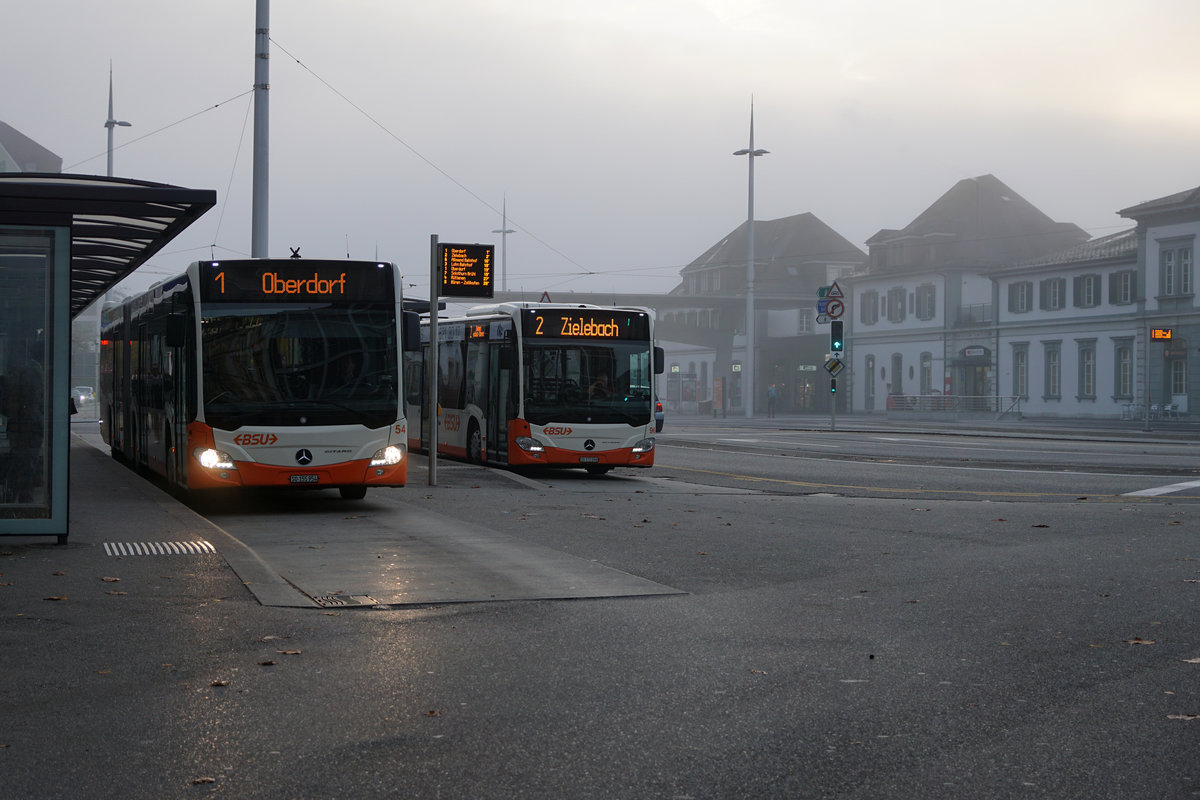 BSU: Nach der Verabschiedung der goldenen Herbsttage ist der Nebel nach Solothurn zurückgekehrt. Bahnhof Solothurn im Morgennebel am 28. Oktober 2017.
Die Busse 54 und 96 der Linien 1 und 2 nach Oberdorf und Zielebach auf die Abfahrt wartend.
Foto: Walter Ruetsch 