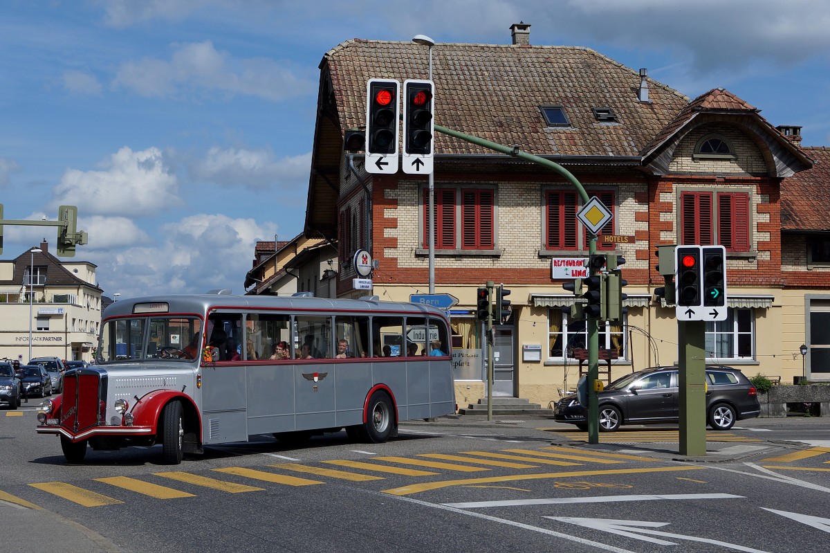 BSU: Tag der offenen Türe in der BSU-Garage in Zuchwil. Nostalgiefahrt mit dem Silberbus 11. Die Aufnahme ist vor passender Kulisse auf dem Kreuzplatz von Derendingen am 26.4.2014 entstanden.
Foto: Walter Ruetsch