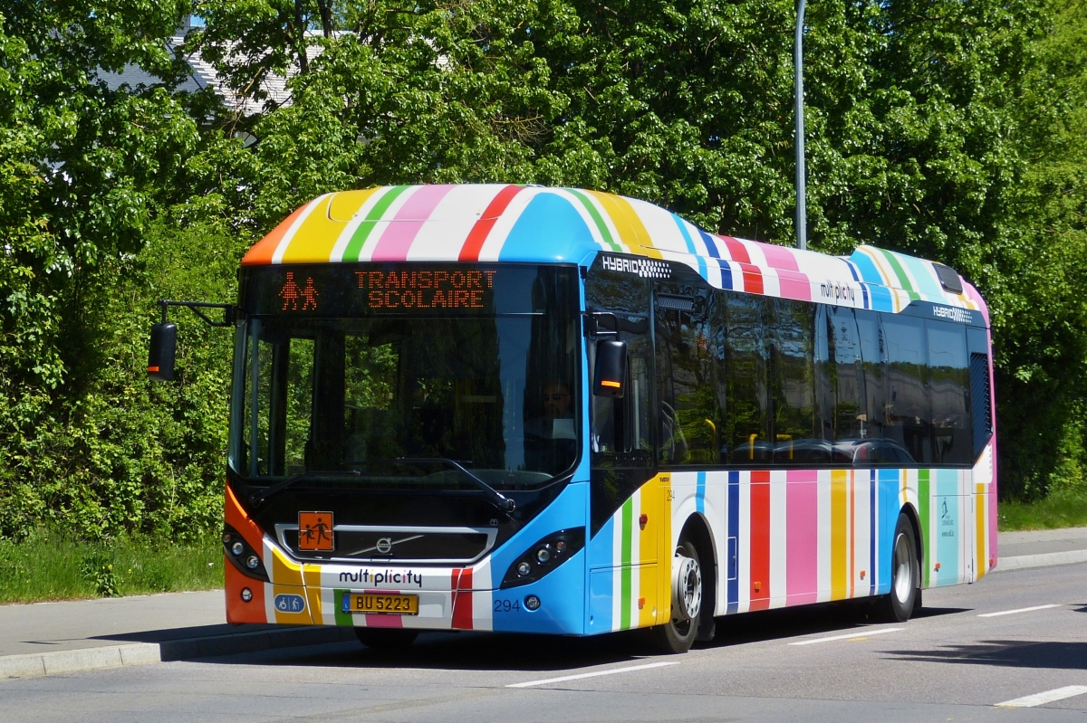 BU 5223, Volvo Hybrid des VDL, als Schulbus unterwegs in der Stadt Luxemburg. 06.2021