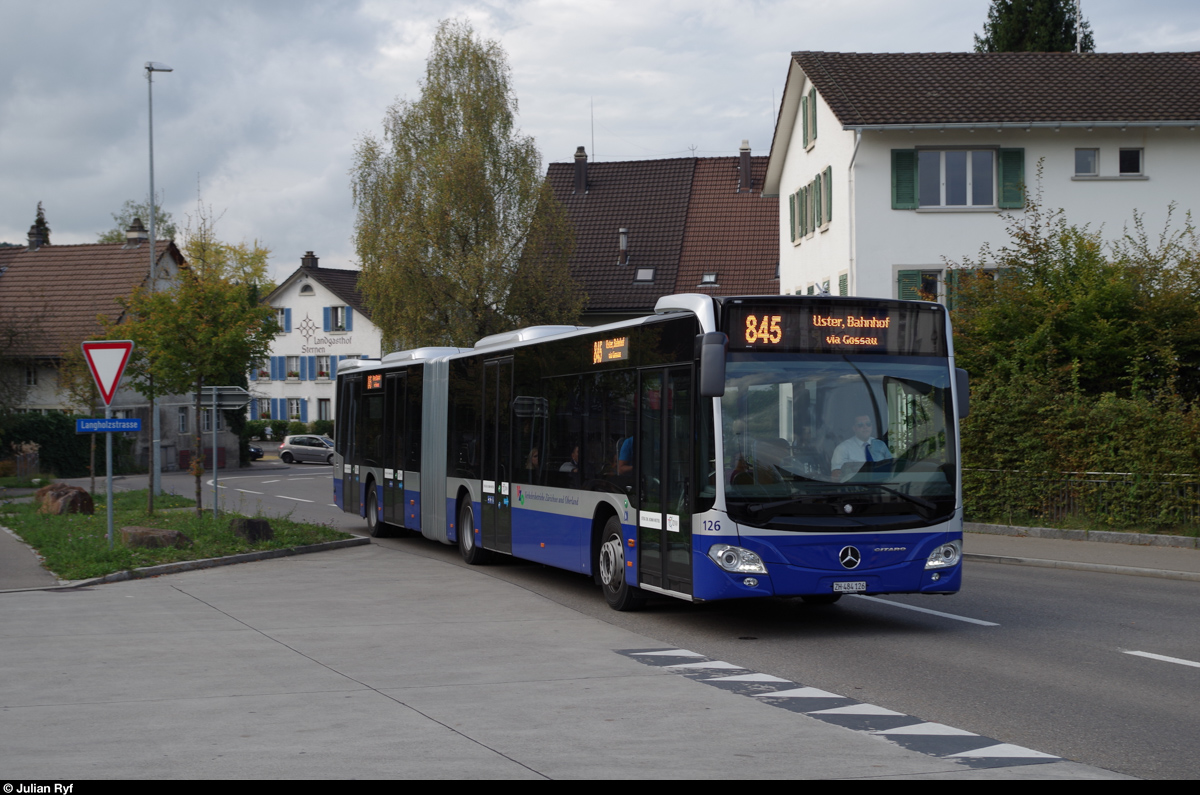 Bus 126 ist derzeit der einzige seiner Art bei den VZO. Ausgerüstet mit Holzsitzen und USB-Steckdosen und lackiert in einem neuen Farbschema, fällt er deutlich auf. Hier am 11. Oktober 2014 in Oetwil am See.