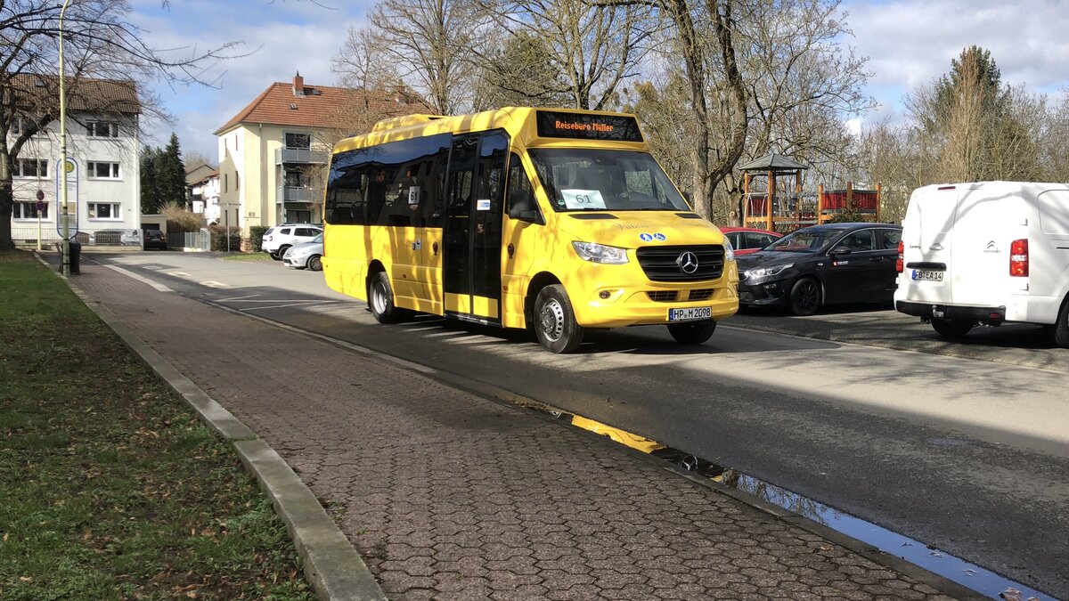 Bus 61 der Probus GmBH kurz vor Berkersheimer Weg. 26.02.2022 | 14:32 Uhr 