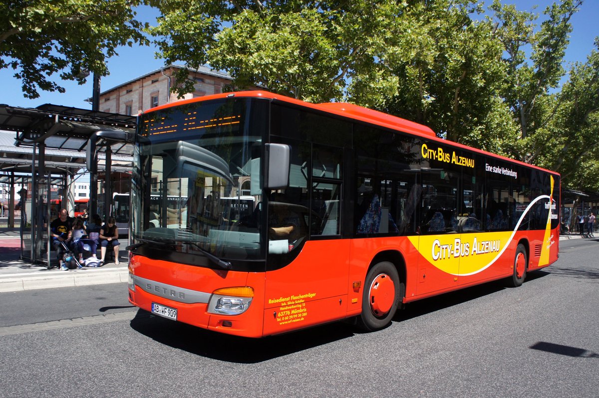 Bus Aschaffenburg / Verkehrsgemeinschaft am Bayerischen Untermain (VAB): Setra S 415 NF von WF-Reisen / Omnibus-Reisedienst Winfried Flaschenträger, aufgenommen Anfang Juli 2018 am Hauptbahnhof in Aschaffenburg.