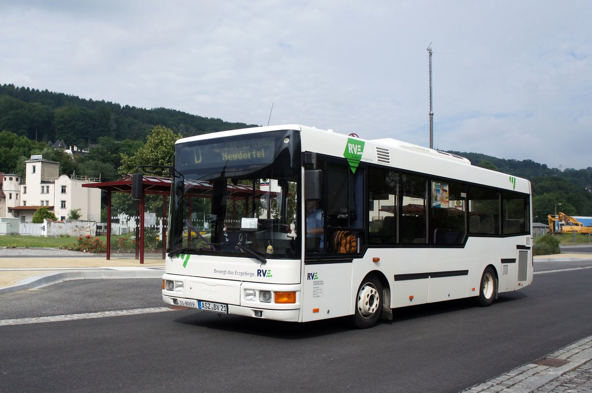 Bus Aue / Stadtbus Aue / Bus Erzgebirge: MAN / Göppel NM 223 (Vorserie) Midibus der RVE (Regionalverkehr Erzgebirge GmbH), aufgenommen im Juli 2017 am Bahnhof von Aue (Sachsen).
