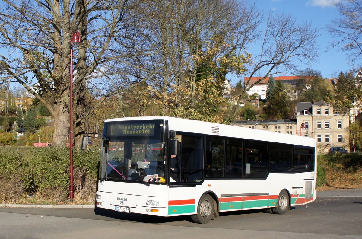 Bus Aue / Stadtbus Aue / Bus Erzgebirge: MAN / Göppel NM 223 Midibus der TJS Reisedienst GmbH (Lackierung: Regiobus Mittelsachsen GmbH), aufgenommen im Oktober 2017 am Bahnhof von Aue (Sachsen).