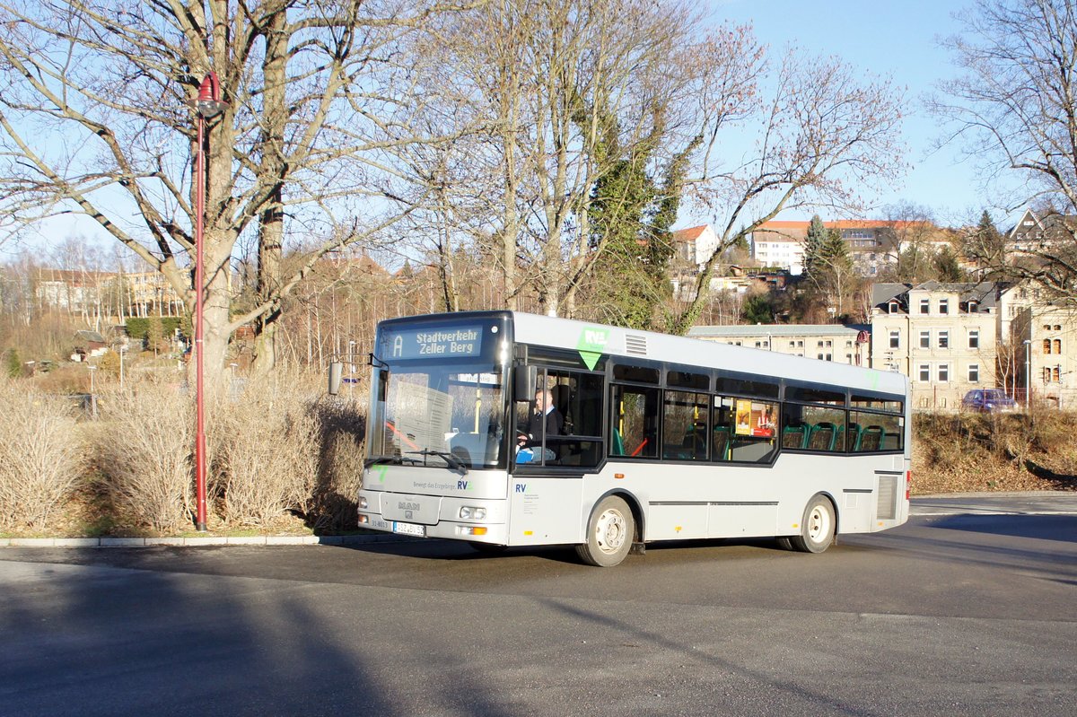 Bus Aue / Stadtbus Aue / Bus Erzgebirge: MAN / Göppel NM 223 Midibus der RVE (Regionalverkehr Erzgebirge GmbH), aufgenommen im Dezember 2018 am Bahnhof von Aue (Sachsen).