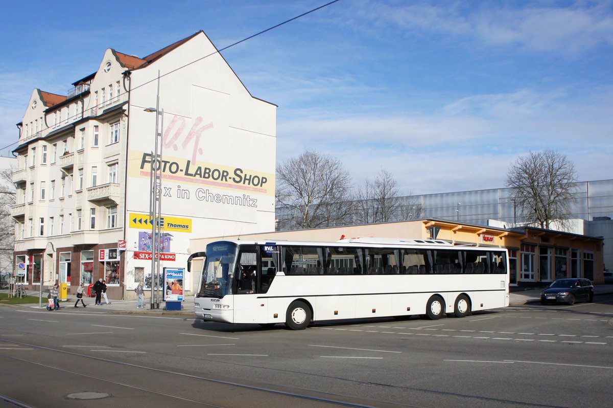 Bus Chemnitz: Neoplan Euroliner N 3318 Ü der RVE (Regionalverkehr Erzgebirge GmbH), aufgenommen im März 2017 am Omnibusbahnhof in Chemnitz. 