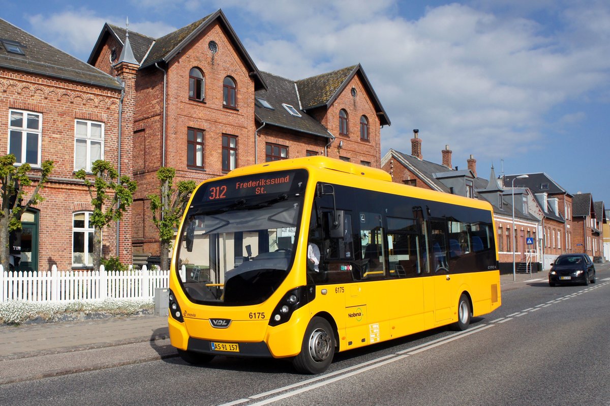 Bus Dänemark / Region Seeland / Region Sjælland: VDL Citea MLE (Midibus) - Wagen 6175 von Trafikselskabet Movia (Eigentümer Fahrzeug: Nobina Danmark), aufgenommen im Mai 2016 am Bahnhof von Frederikssund.