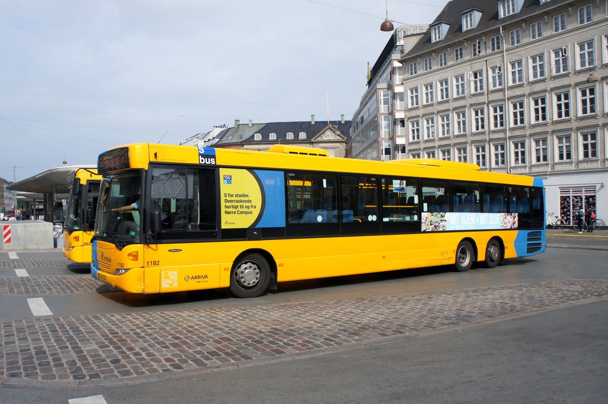 Bus Dänemark / Region Seeland / Region Sjælland: Scania OmniLink - Wagen 1182 von Trafikselskabet Movia (Eigentümer Fahrzeug: Arriva Danmark A/S), aufgenommen im Mai 2016 in der Innenstadt von Kopenhagen.
