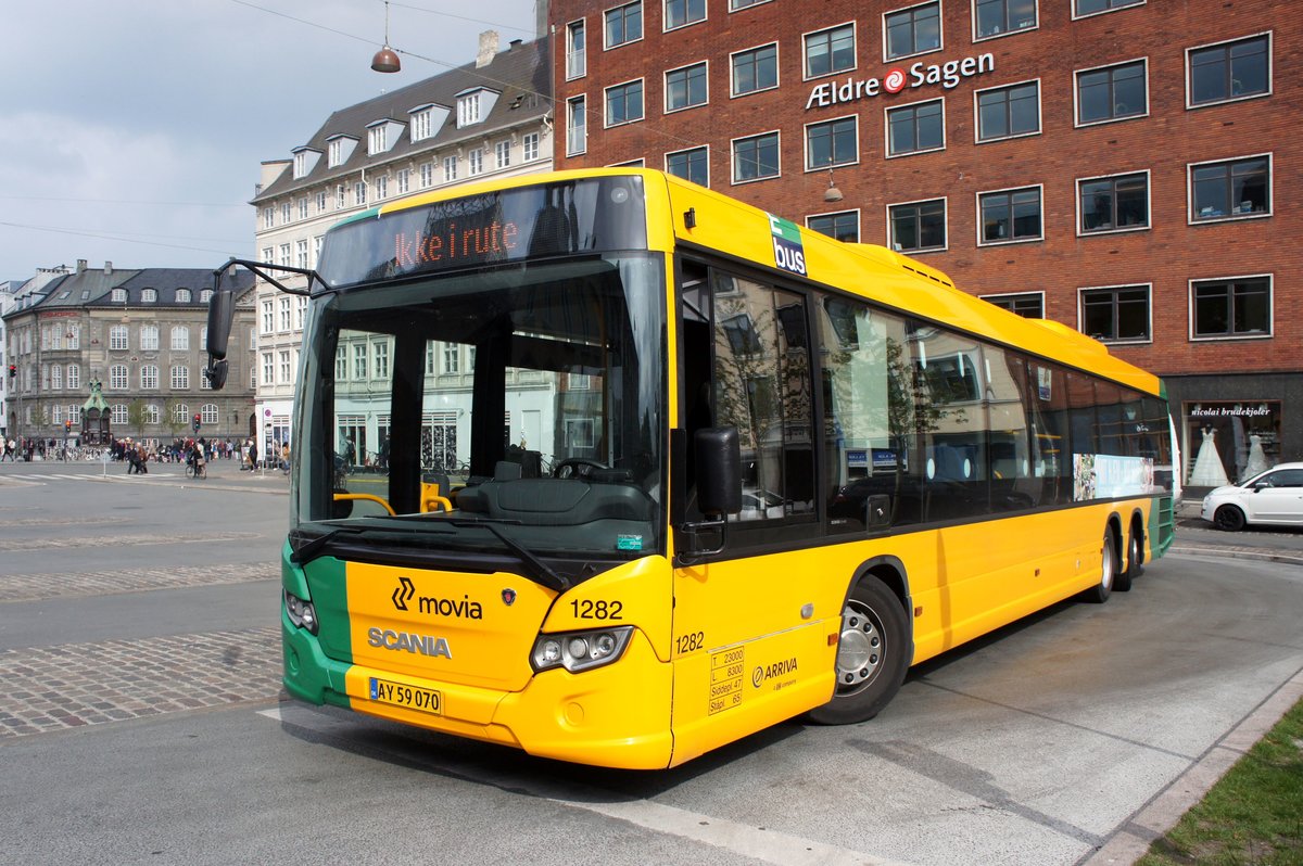 Bus Dänemark / Region Seeland / Region Sjælland: Scania Citywide - Wagen 1282 von Trafikselskabet Movia (Eigentümer Fahrzeug: Arriva Danmark A/S), aufgenommen im Mai 2016 in der Innenstadt von Kopenhagen.