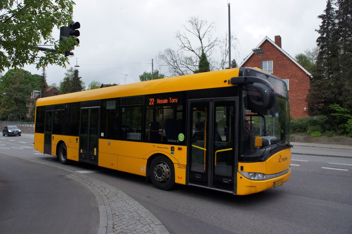 Bus Dänemark / Region Seeland / Region Sjælland: Solaris Urbino 12 - Wagen 3229 von Trafikselskabet Movia (Eigentümer Fahrzeug: Anchersen Rute), aufgenommen im Mai 2016 an der oberirdischen S- und U-Bahn - Station Flintholm in Kopenhagen. 