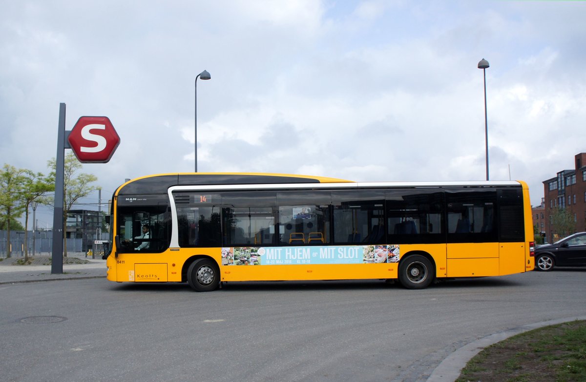 Bus Dänemark / Region Seeland / Region Sjælland: MAN Lion's City Hybrid - Wagen 8411 von Trafikselskabet Movia (Eigentümer Fahrzeug: Keolis Danmark A/S), aufgenommen im Mai 2016 an der S-Bahn - Station Ny Ellebjerg in Kopenhagen.
