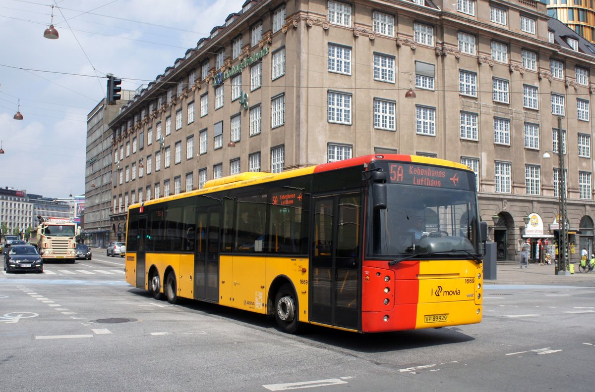 Bus Dänemark / Region Seeland / Region Sjælland: Volvo B12BLE-61 / Vest Center - Wagen 1669 von Trafikselskabet Movia (Eigentümer Fahrzeug: Arriva Danmark A/S), aufgenommen im Mai 2016 am Hauptbahnhof von Kopenhagen.