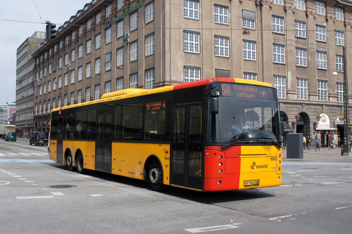 Bus Dänemark / Region Seeland / Region Sjælland: Volvo B12BLE-61 / Vest Center - Wagen 1665 von Trafikselskabet Movia (Eigentümer Fahrzeug: Arriva Danmark A/S), aufgenommen im Mai 2016 am Hauptbahnhof von Kopenhagen.