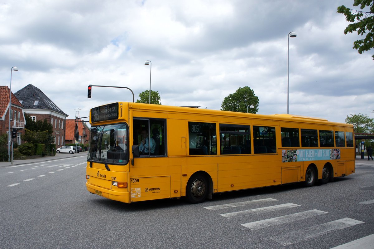Bus Dänemark / Region Seeland / Region Sjælland: Volvo B10BLE - Wagen 1399 von Trafikselskabet Movia (Eigentümer Fahrzeug: Arriva Danmark A/S), aufgenommen im Mai 2016 am Bahnhof von Hillerød.