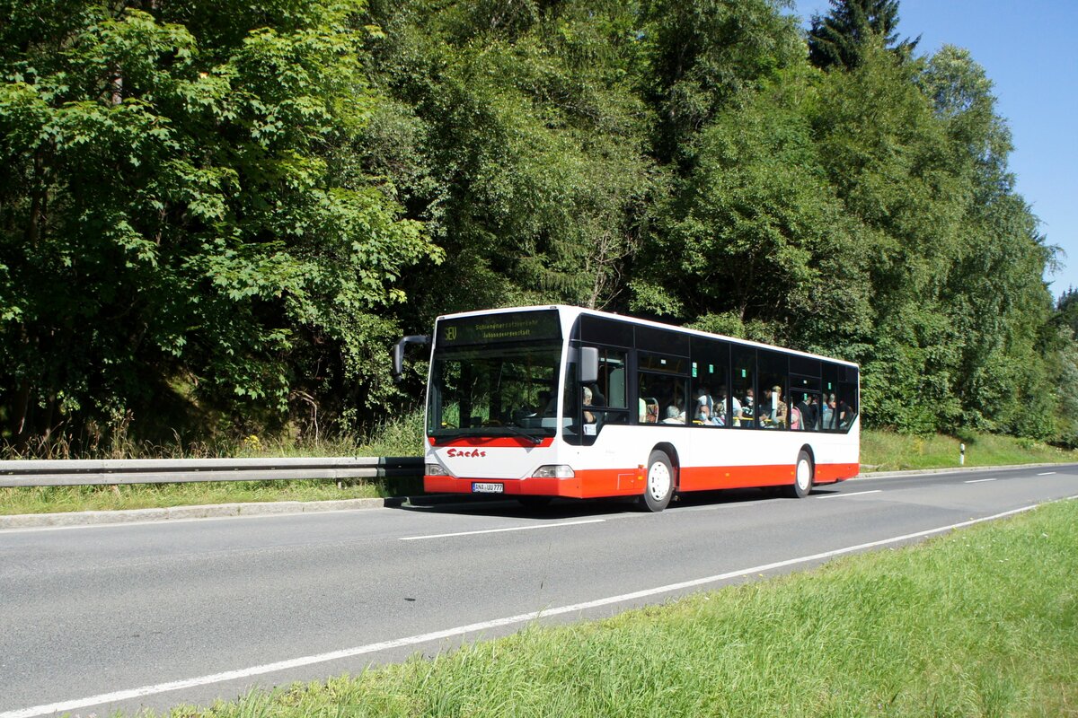 Bus Erzgebirge / Schienenersatzverkehr Schwarzenberg - Johanngeorgenstadt: Mercedes-Benz Citaro (ANA-UU 777) vom Busbetrieb A. Sachs aus Geyer / Erzgebirge, aufgenommen im Juli 2021 in der Nhe von Erlabrunn, einem Ortsteil der Gemeinde Breitenbrunn im Erzgebirgskreis in Sachsen. 