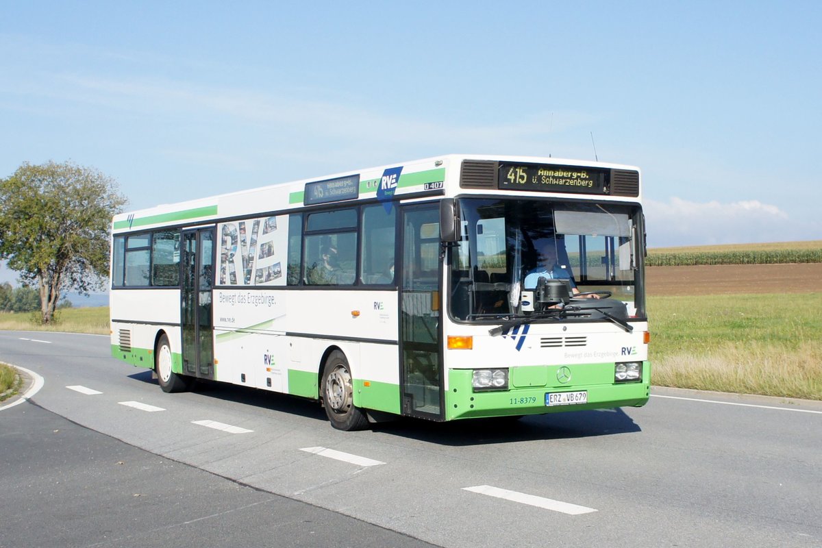 Bus Erzgebirge: Mercedes-Benz O 407 (ERZ-VB 679) der RVE (Regionalverkehr Erzgebirge GmbH), aufgenommen im September 2020 in der Nähe von Annaberg-Buchholz (Erzgebirgskreis).