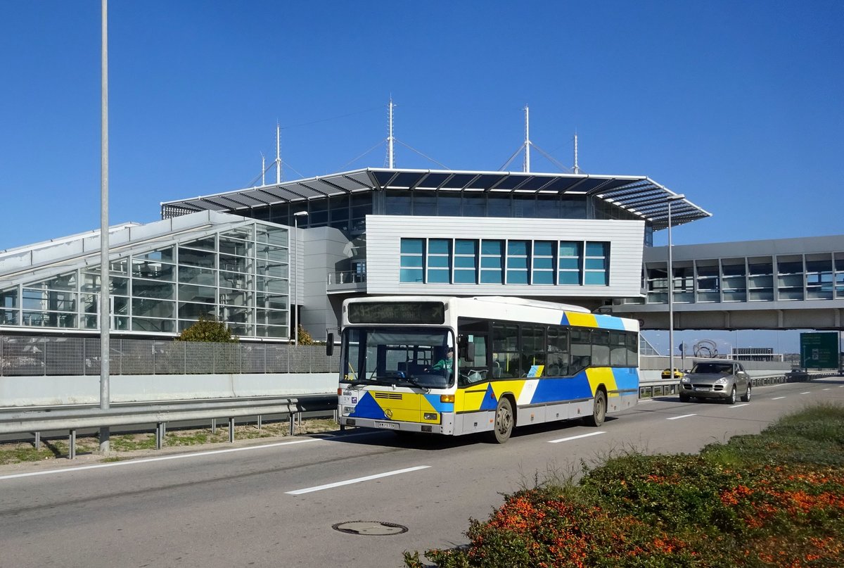 Bus Griechenland / Bus Athen: Mercedes-Benz / ELBO C99.405N von Odikes Syngkoinonies S.A. (OSY), aufgenommen im Februar 2018 am Flughafen von Athen.