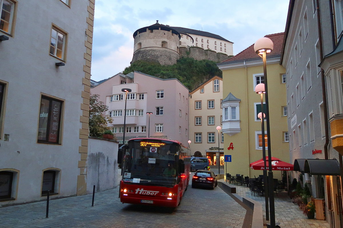 Bus von Huber Reisen, Babensham, als Schienenersatzverkehr nach Raubling in Kufstein, Unterer Stadtplatz, unterhalb der Festung. Aufgenommen 7.8.2018.