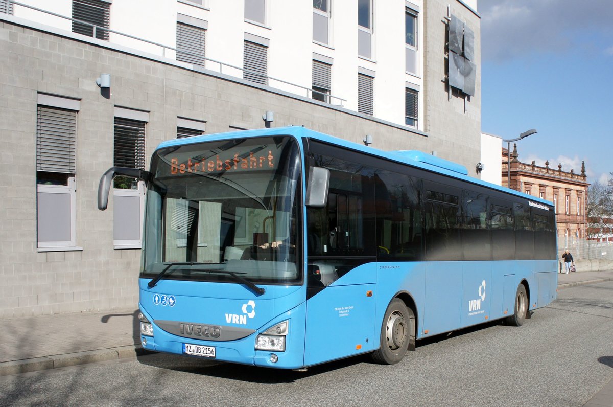 Bus Kaiserslautern / Verkehrsverbund Rhein-Neckar: Iveco Crossway LE (MZ-DB 2156) der DB Regio Bus Mitte GmbH, aufgenommen im Februar 2018 am Hauptbahnhof in Kaiserslautern.