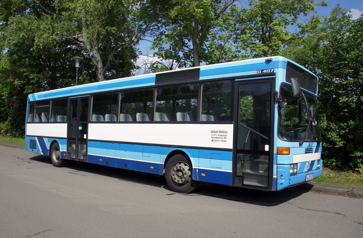 Bus Kaiserslautern: Mercedes-Benz O 407 von Märkl-Reisen (Lackierung: Verkehrsbetriebe Kreis Plön GmbH), aufgenommen im Mai 2017 im Stadtgebiet von Kaiserslautern.