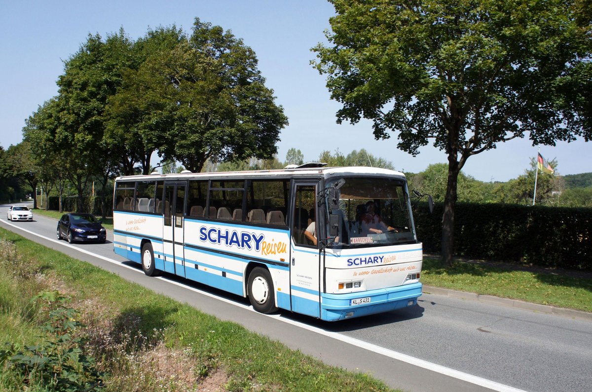 Bus Kaiserslautern: Neoplan N 316 Ü Transliner von Schary-Reisen GbR, aufgenommen im August 2017 im Stadtgebiet von Kaiserslautern.