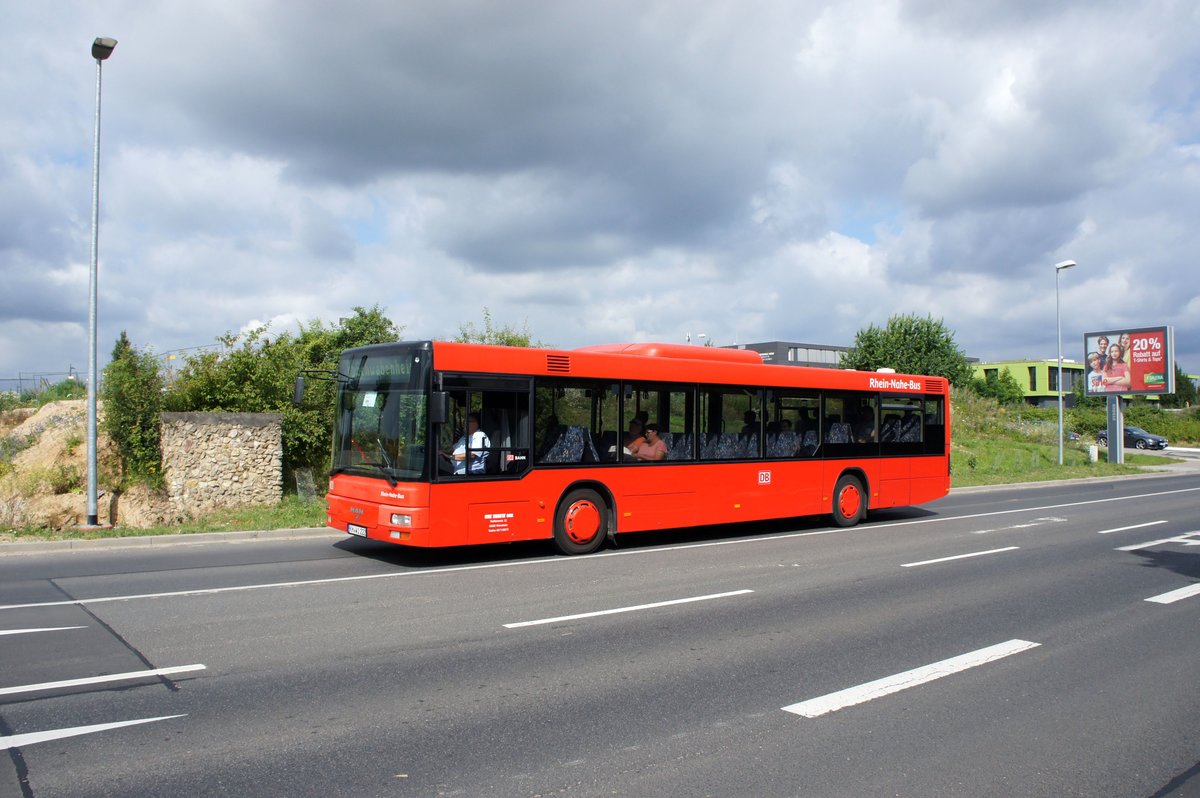 Bus Mainz: MAN NÜ vom Busunternehmen Wink Touristik GmbH, unterwegs im Auftrag des Omnibusverkehr Rhein-Nahe / Rhein-Nahe-Bus, aufgenommen im Juli 2016 in der Nähe der Haltestelle  Hochschule Mainz  in Mainz.