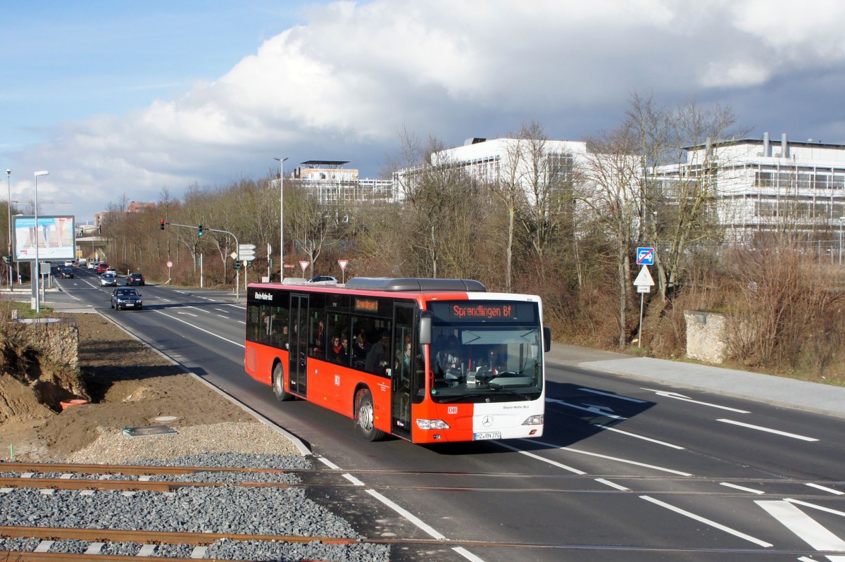 Bus Mainz: Mercedes-Benz Citaro Facelift Ü vom Rhein-Nahe-Bus (Omnibusverkehr Rhein-Nahe / ORN) in der Lackierung der Saar-Pfalz-Bus GmbH, aufgenommen im Februar 2016 in der Nähe der Haltestelle  Hochschule Mainz  in Mainz.