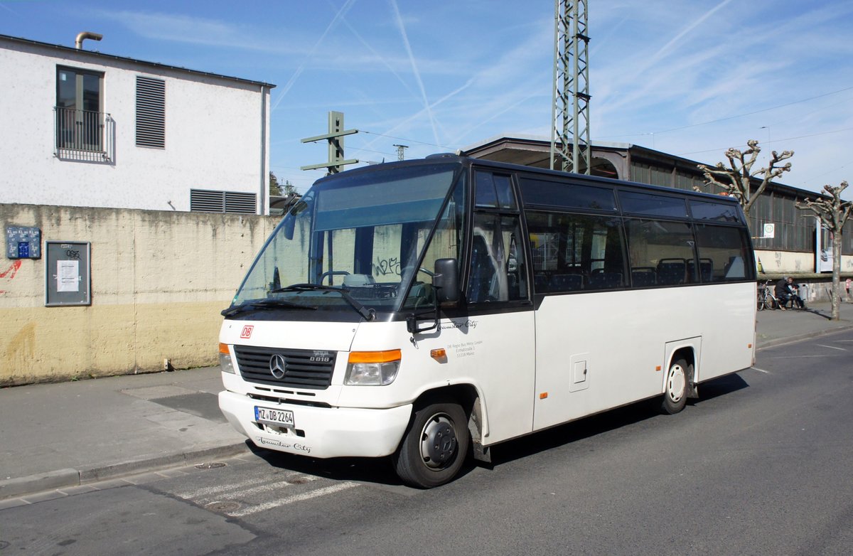 Bus Mainz: Mercedes-Benz O 818 D / Ernst Auwärter Teamstar City der DB Regio Bus Mitte GmbH, aufgenommen im April 2018 am Hauptbahnhof in Mainz.