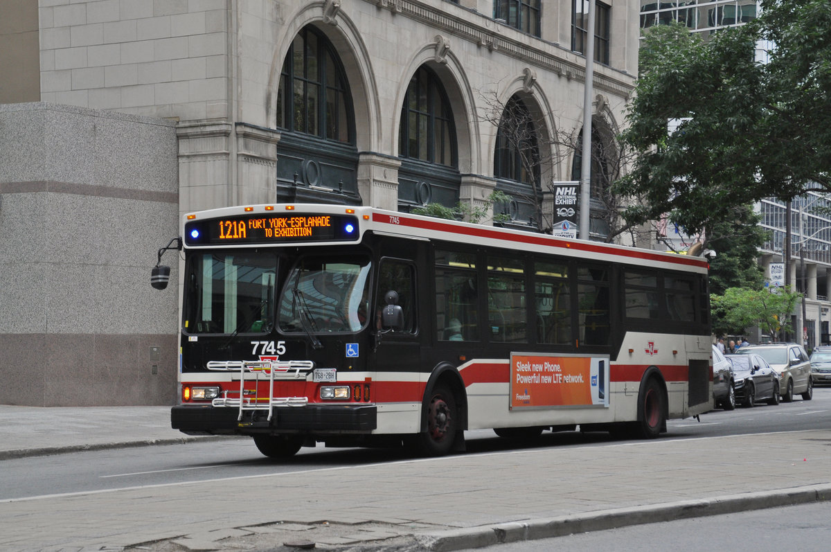 Bus Nr. 7745 der TTC (Toronto Transit Commission), auf der Linie 121 A unterwegs in der Stadt Toronto. Die Aufnahme stammt vom 22.07.2017.