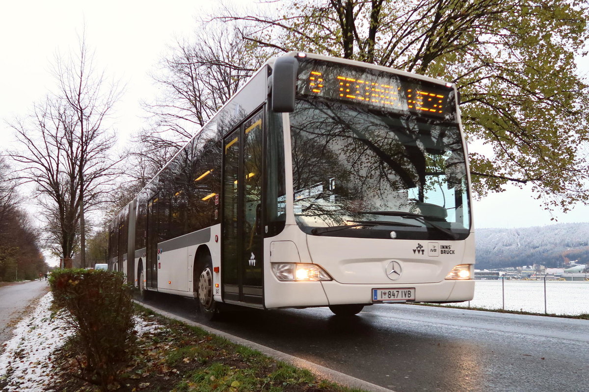 Bus Nr. 847 der Innsbrucker Verkehrsbetriebe (Citaro Facelift) der Linie O nahe der Ersatzhaltestelle  Technik  auf der Kranebitter Allee in Innsbruck. Wegen Gleisbauarbeiten für die neue Straßenbahnlinie ist die westliche Technikerstraße nur einspurig befahrbar. Aufgenommen 13.11.2017.