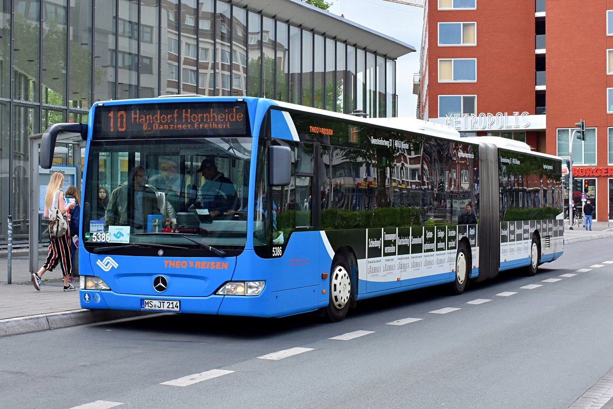 Bus Nummer 5386 der Stadtwerke Münster und Theos Reisen stand am 10.05.2018 als Linie 10 am Hauptbahnhof Münster. Aufgenommen wurde das Bild von einer strategisch sehr gut gelegenen Verkehrsinsel samt Fußgängerampel.
