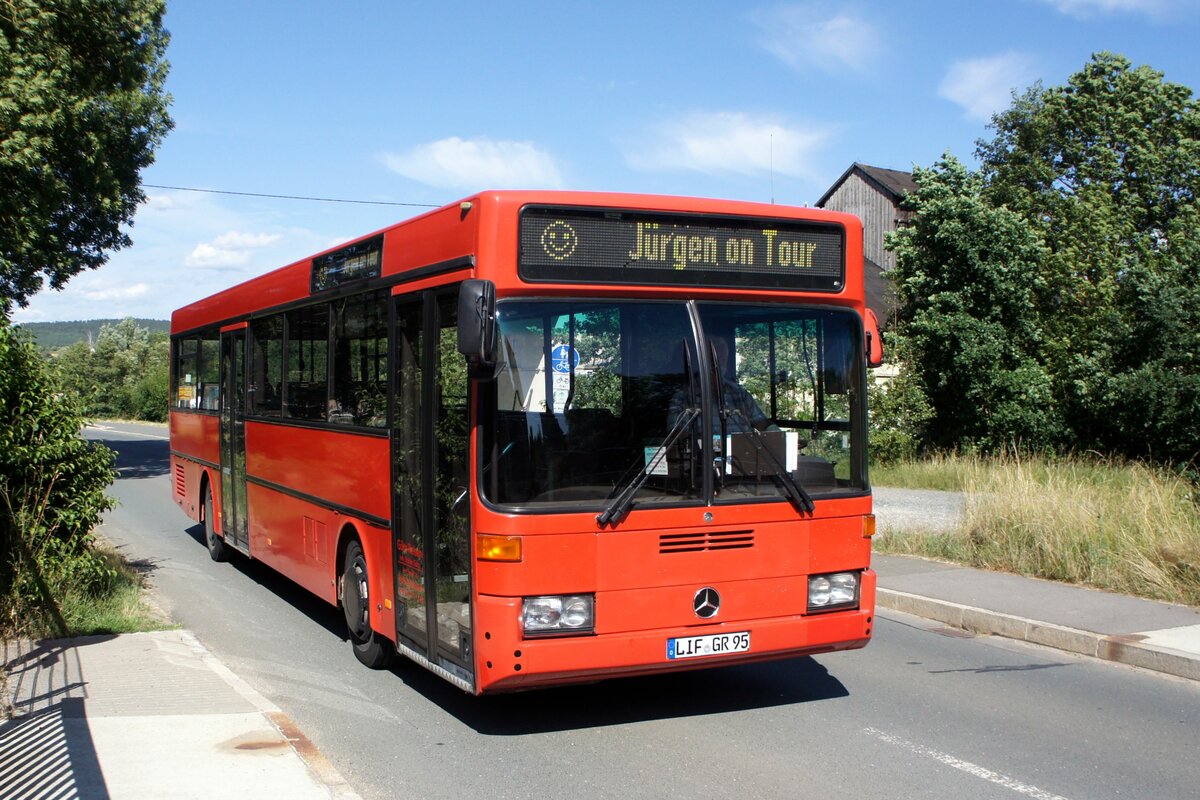 Bus Oberfranken / Bus Bayern: Mercedes-Benz O 405 (LIF-GR 95) vom Omnibusbetrieb Götz-Reisen, aufgenommen im Juli 2023 in Maineck, einem Gemeindeteil der Gemeinde Altenkunstadt (Landkreis Lichtenfels).